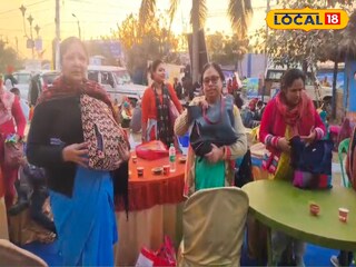 কাটা ব্যাগ ধরে দাঁড়িয়ে স্বাস্থ্যকর্মীরা