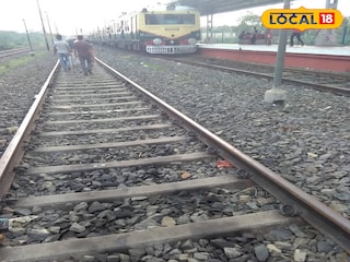 রেললাইন ধরে হাঁটছেন মানুষ 