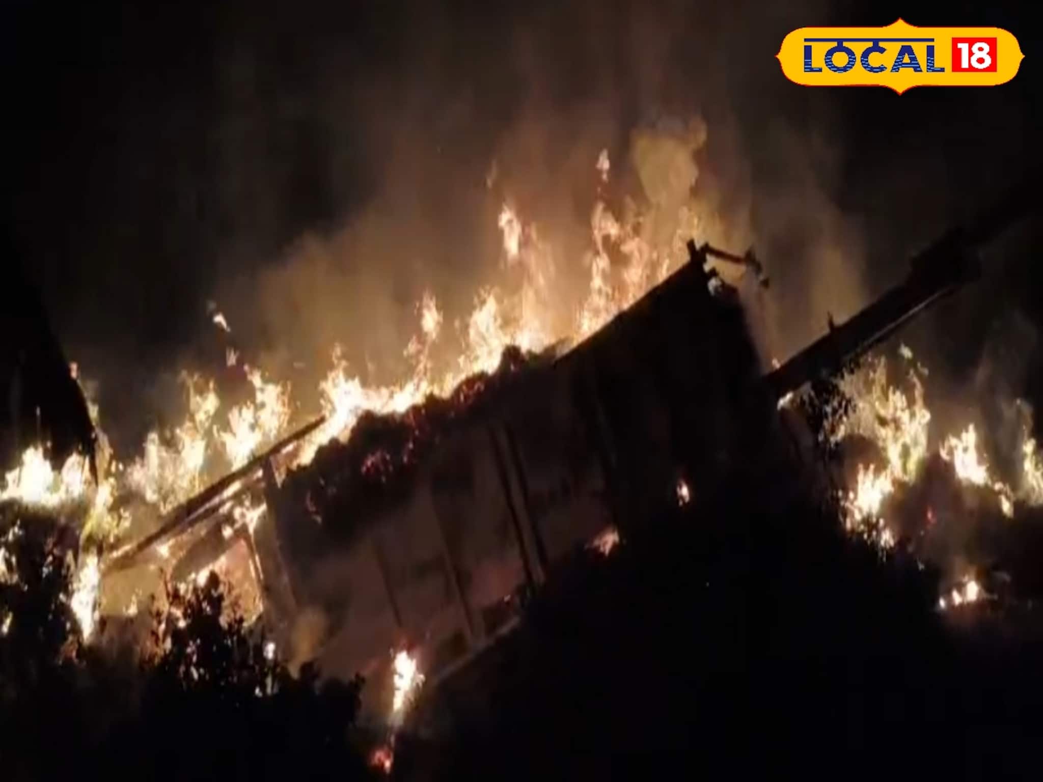 খড়বোঝাই গাড়িতে দাউদাউ করে আগুন, মথুরাপুরে ভয়াবহ দৃশ্য! বাঁচতে ফিল্মি কায়দায় লাফ চালকের