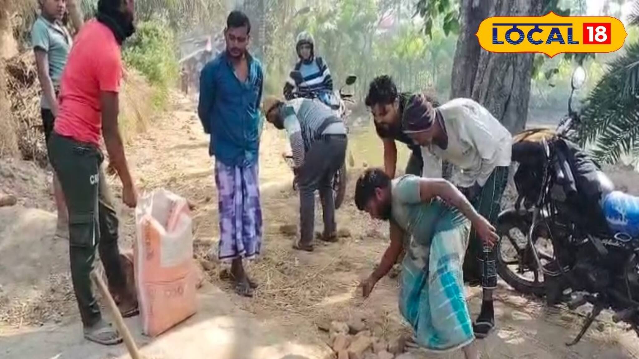South 24 Parganas News: মিথ্যে প্রতিশ্রুতিতে আর ভরসা নেই, চাঁদা তুলে দেড় কিলোমিটার রাস্তা মেরামতে নামলেন গ্রামবাসীরা
