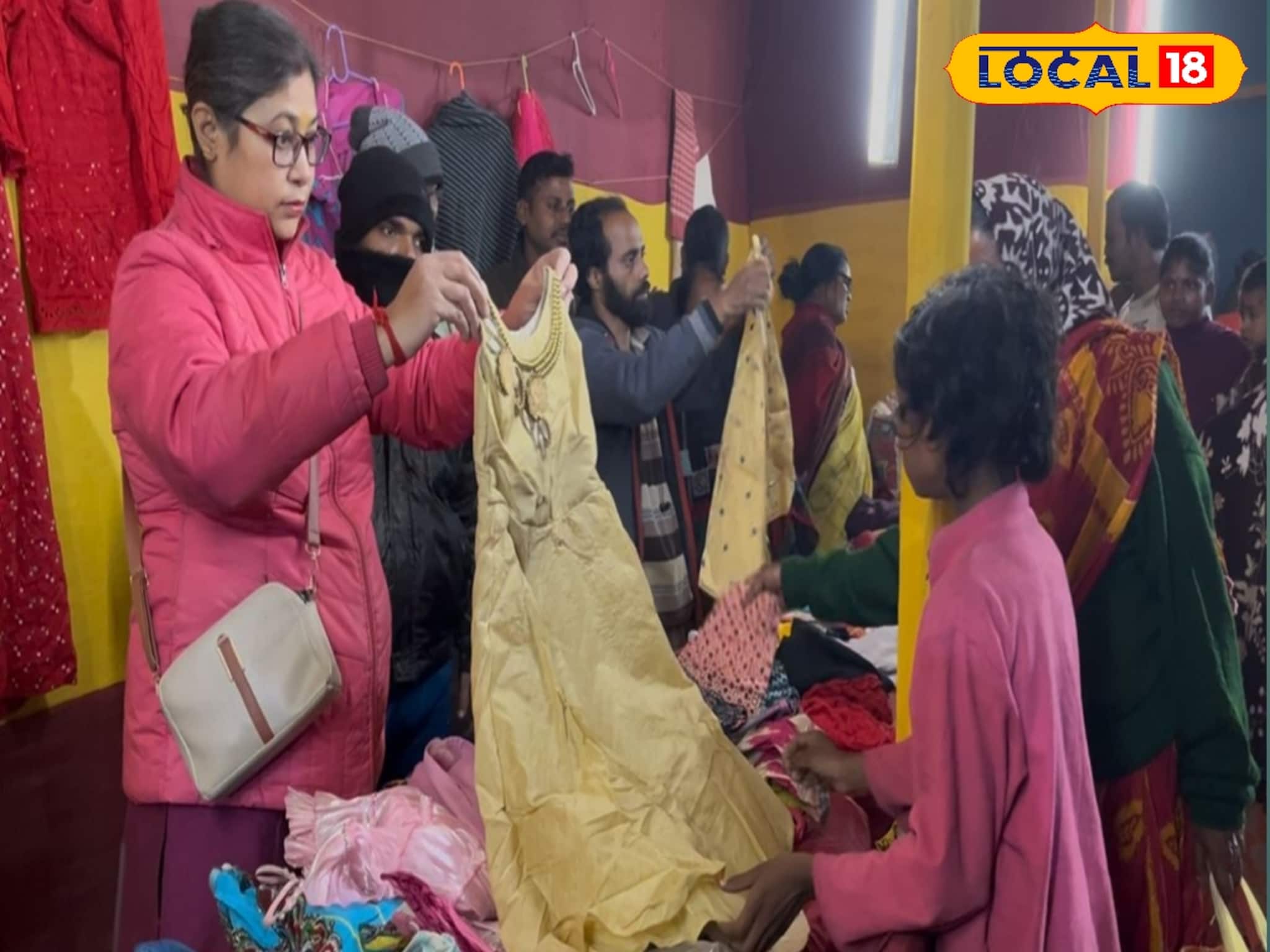 এই হাটে এক পয়সা খরচ না করেই মিলছে সব! পকেটে টাকা না থাকলেও ব্যাগভর্তি শপিং