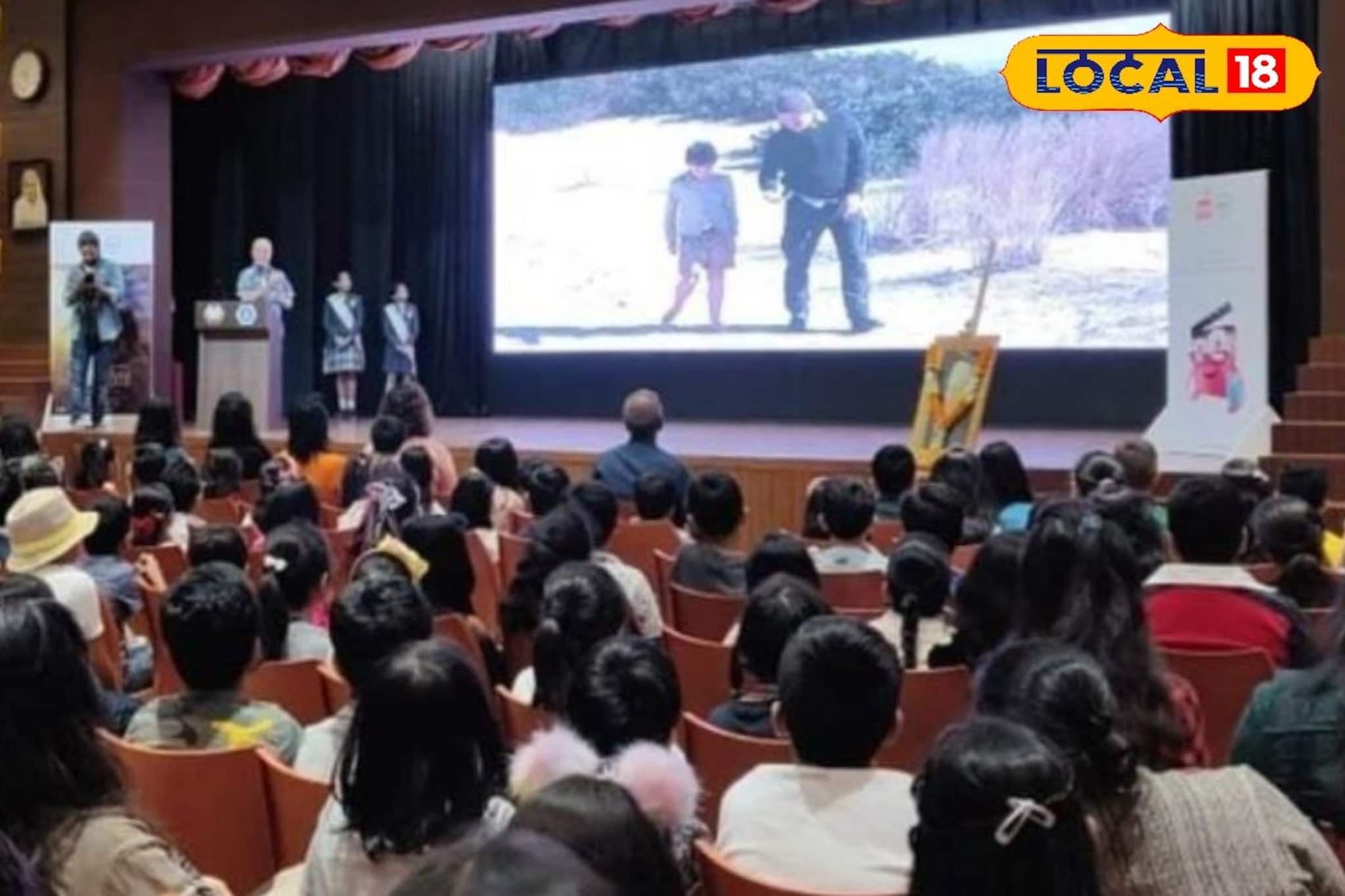 মোবাইল আসক্তি থেকে মুক্তির নতুন মন্ত্র, শর্ট ফিল্ম ফেস্টিভ্যালে ৩ মিনিটেই পড়ুয়াদের কামাল মোবাইল আসক্তি থেকে মুক্তির নতুন মন্ত্র, শর্ট ফিল্ম ফেস্টিভ্যালে ৩ মিনিটেই পড়ুয়াদের কামাল