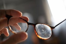 Spectacles Cleaning Tips: চশমার কাচ ঘোলা দেখাচ্ছে? জলের সঙ্গে মেশান শুধু '১' ফোঁটা! মুহূর্তে নতুনের মতো ঝকমকে সাফ কাচ
