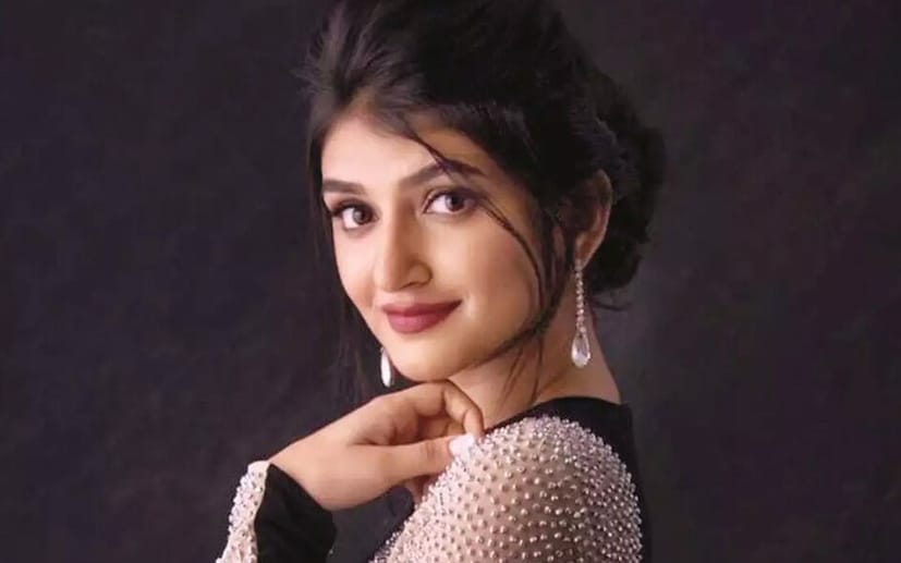 তেলেগু এবং কন্নড় সিনেমার উজ্জ্বল সৌন্দর্য তারকা তাঁর ব্যক্তিগত জীবন সম্পর্কে এমন একটি দিক প্রকাশ করেছেন যা দেখে সকলেই স্তম্ভিত। মাত্র ২৪ বছর বয়সে তিনটি সন্তানের মা শ্রীলীলা৷ তাদের দত্তক নিয়েছেন তিনি৷ তবে তার সন্তানদের দায়িত্ব এবং যত্ন সম্পর্কে সম্পূর্ণ সচেতন। তেলেগু এবং কন্নড় সিনেমার উজ্জ্বল সৌন্দর্য তারকা তাঁর ব্যক্তিগত জীবন সম্পর্কে এমন একটি দিক প্রকাশ করেছেন যা দেখে সকলেই স্তম্ভিত। মাত্র ২৪ বছর বয়সে তিনটি সন্তানের মা শ্রীলীলা৷ তাদের দত্তক নিয়েছেন তিনি৷ তবে তার সন্তানদের দায়িত্ব এবং যত্ন সম্পর্কে সম্পূর্ণ সচেতন।