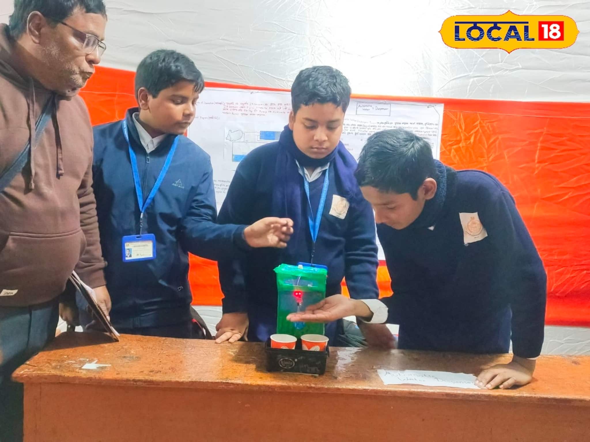 মালদহের স্কুলে মন ভাল করা ছবি, জলের অপচয় ঠেকাতে অভিনব নির্মাণ ৩ স্কুল পড়ুয়ার মালদহের স্কুলে মন ভাল করা ছবি, জলের অপচয় ঠেকাতে অভিনব নির্মাণ ৩ স্কুল পড়ুয়ার