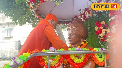 স্বামী বিবেকানন্দের আবক্ষ মূর্তিতে মাল্যদান