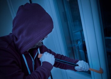 শীতের রাতে চুরি, টাকা-সোনার গয়নার সঙ্গে 'মহা মূল্যবান' কম্বল নিয়ে পালাল চোর বাবাজি!