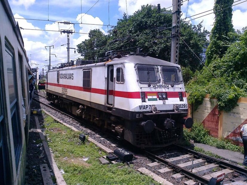 চেন্নাই যাবার জন্য করমণ্ডল এক্সপ্রেস হোক কিংবা হাওড়া পুরি ধৌলি এক্সপ্রেস, ট্রেন ধরতে গেলে যেতে হত শালিমার স্টেশনে। তবে নতুন বছরে নতুন চমক দক্ষিণ পূর্ব রেলের। এবার সরাসরি হাওড়া থেকে গুরুত্বপূর্ণ একাধিক ট্রেন। চেন্নাই যাবার জন্য করমণ্ডল এক্সপ্রেস হোক কিংবা হাওড়া পুরি ধৌলি এক্সপ্রেস, ট্রেন ধরতে গেলে যেতে হত শালিমার স্টেশনে। তবে নতুন বছরে নতুন চমক দক্ষিণ পূর্ব রেলের। এবার সরাসরি হাওড়া থেকে গুরুত্বপূর্ণ একাধিক ট্রেন।