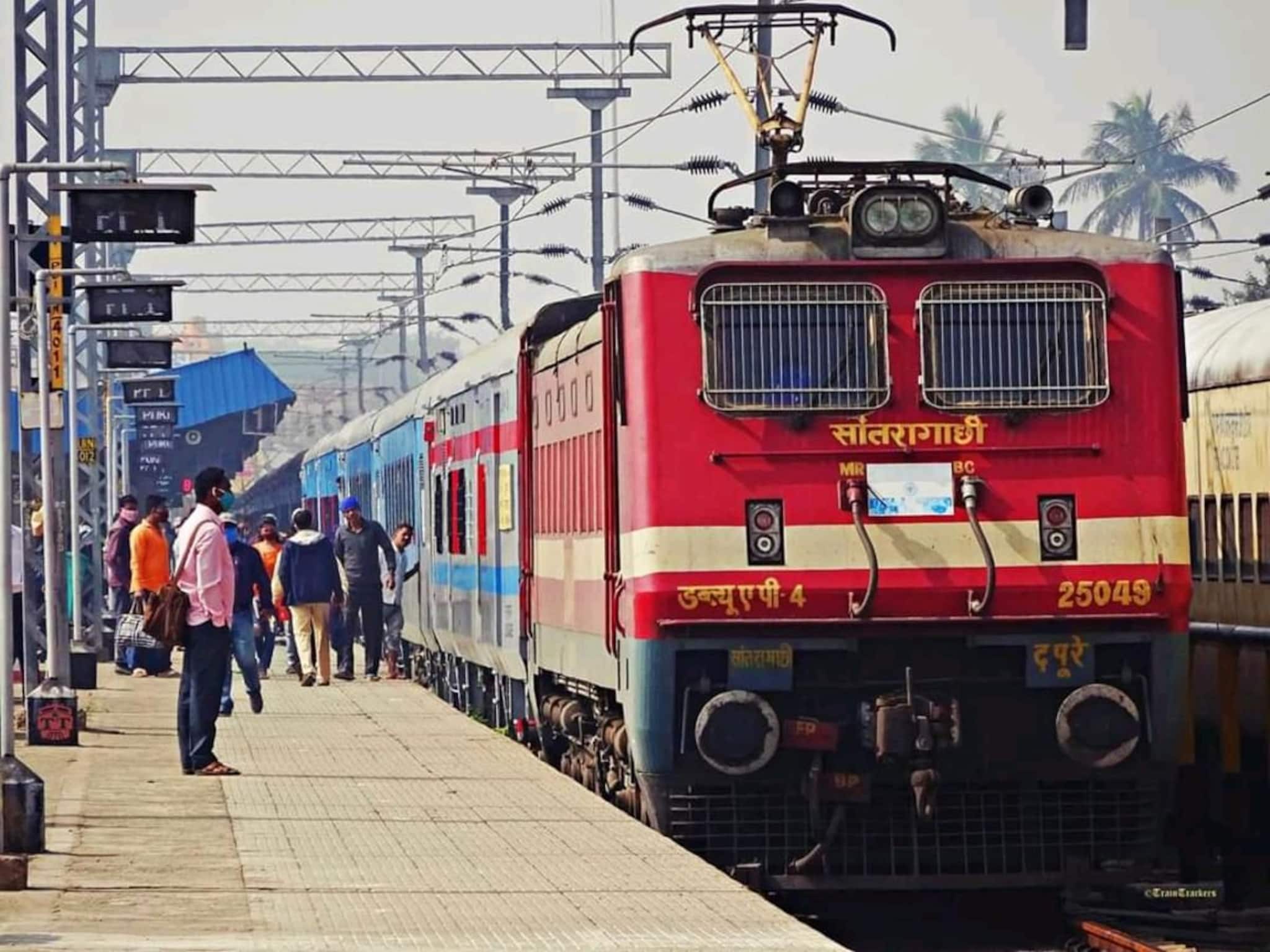 ওৎ পেতে ছিল পুলিশ, ট্রেন থেকে নামতেই ঘিরে ধরল যুবককে! রবিবার দুপুরে জলপাইগুড়ি রোড স্টেশনে