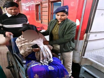 আচমকা স্টেশনে লুটিয়ে পড়লেন যাত্রী...! পরমুহূর্তেই ছুটে এল RPF, বিরাট উদ্যোগ নিল রেল!