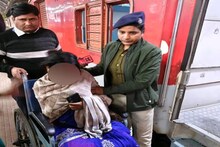 Operation Mission Seva: আচমকা স্টেশনে লুটিয়ে পড়লেন যাত্রী...! পরমুহূর্তেই ছুটে এল RPF, 'মিশন সেবা'-র অধীনে অসুস্থ যাত্রীদের উদ্ধারে বিরাট উদ্যোগ নিল রেল!