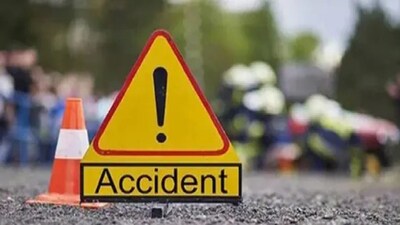 मुर्शिदाबाद में भीषण सड़क हादसा: बिजली के खंभे से टकराने से युवक की मौत, दो घायल.