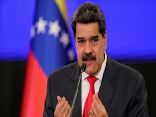 সামরিক ঘাঁটিতে অভিযানে শয়নকক্ষ থেকে টেনে বের করে নিকোলাস মাদুরো ও তাঁর স্ত্রীকে আটক করে মার্কিন কমান্ডোরা সামরিক ঘাঁটিতে অভিযানে শয়নকক্ষ থেকে টেনে বের করে নিকোলাস মাদুরো ও তাঁর স্ত্রীকে আটক করে মার্কিন কমান্ডোরা