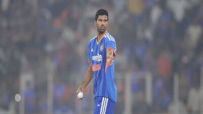কলকাতা: নিউজিল্যান্ডের বিপক্ষে ৫ ম্যাচের টি-টোয়েন্টি সিরিজ থেকে ছিটকে গেছেন ভারতের ভরসাযোগ্য অলরাউন্ডার ওয়াশিংটন সুন্দর। তামিলনাড়ুর এই ক্রিকেটার সাইড স্ট্রেনের কারণে টি-টোয়েন্টিতে অংশ নেবেন না কারণ তাকে 'কয়েক দিনের জন্য বিশ্রামের পরামর্শ দেওয়া হয়েছে বলে শুক্রবার সন্ধ্যায় বিসিসিআই একটি আনুষ্ঠানিক বিবৃতি প্রকাশ করে।
