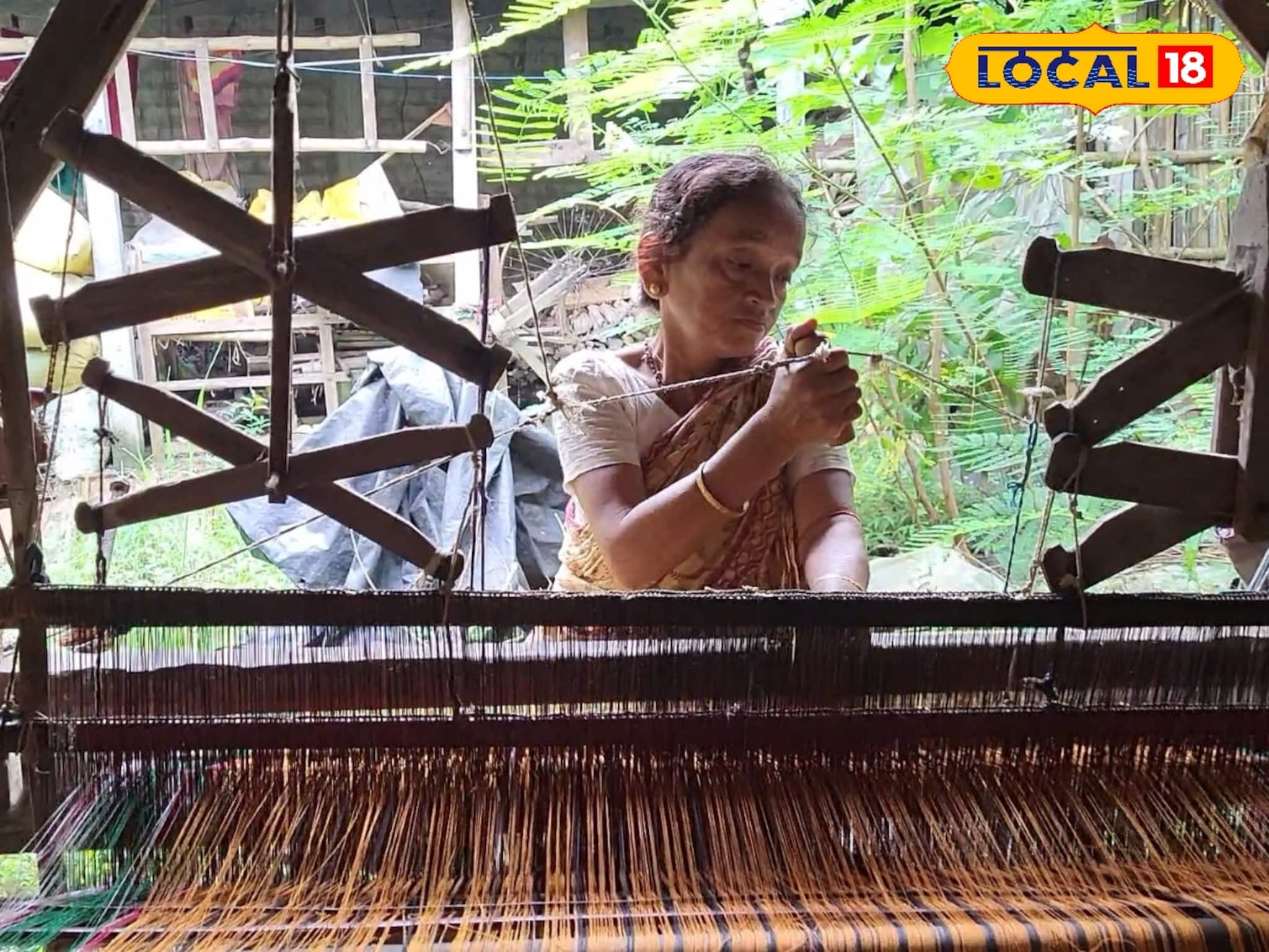 কাঁধে গোটা পরিবারের দায়িত্ব, তাঁত বুনে সংসার টানছেন বৃদ্ধা! খটখট শব্দে বাঁচার লড়াই কাঁধে গোটা পরিবারের দায়িত্ব, তাঁত বুনে সংসার টানছেন বৃদ্ধা! খটখট শব্দে বাঁচার লড়াই