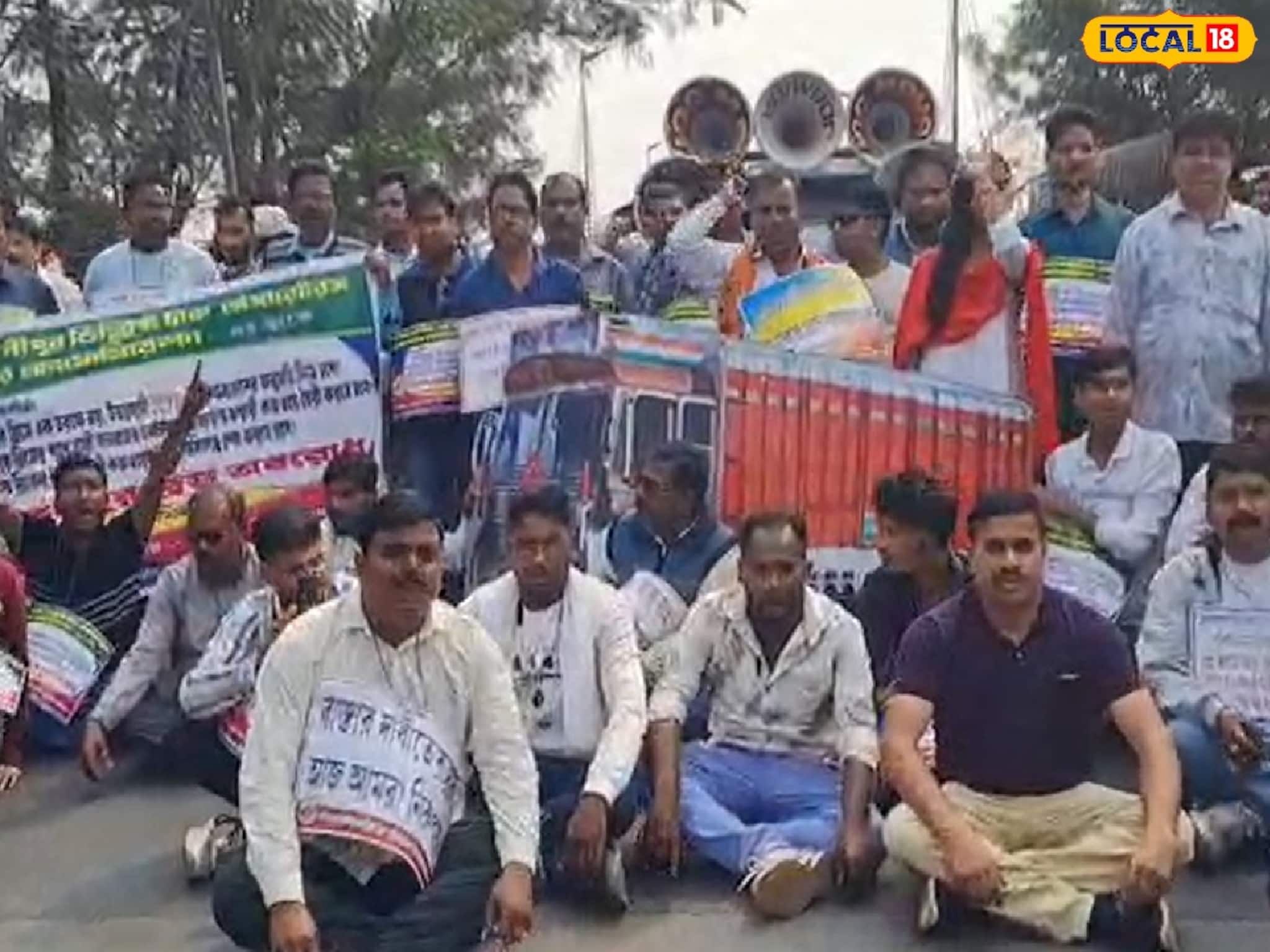 মোহনপুর ব্রিজের 'একতরফা' নিয়মে ক্ষোভে ফেটে পড়লেন ট্রাক মালিকরা, অবরোধের জেরে ভয়াবহ যানজট মোহনপুর ব্রিজের 'একতরফা' নিয়মে ক্ষোভে ফেটে পড়লেন ট্রাক মালিকরা, অবরোধের জেরে ভয়াবহ যানজট