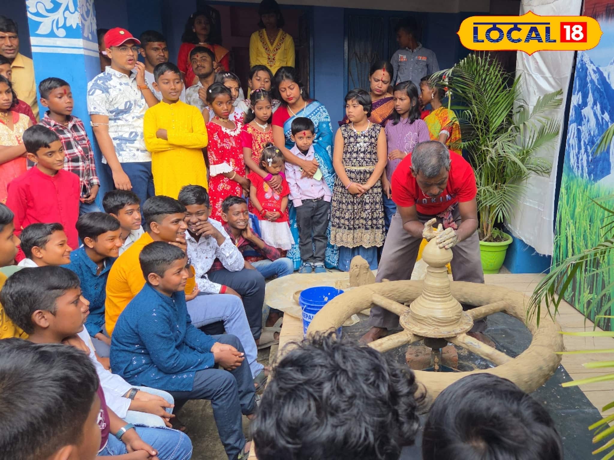 কাদা-মাটি দিয়েই ভাগ্য বদলের পাঠ, সরস্বতী পুজোয় নতুন বিদ্যায় হাতেখড়ি! চমক দাঁতনের স্কুলে