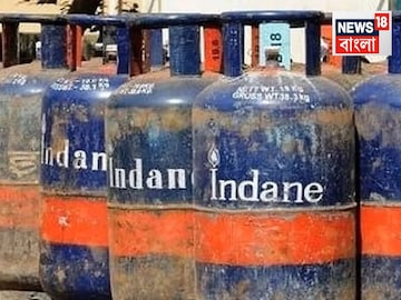 নতুন বছরেই ধাক্কা! ১১১ টাকা বেড়ে গেল LPG সিলিন্ডারের দাম, কত হল কলকাতায়? নতুন বছরেই ধাক্কা! ১১১ টাকা বেড়ে গেল LPG সিলিন্ডারের দাম, কত হল কলকাতায়?