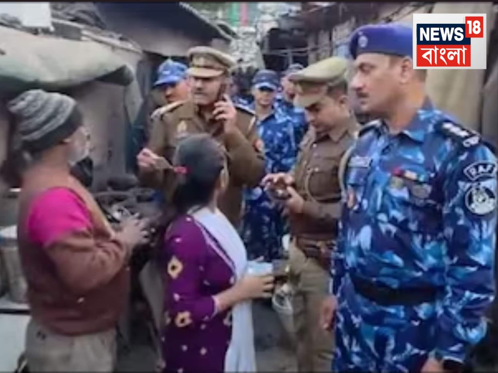 মেশিনে স্ক্যান করেই বলে দিচ্ছে ‘বাংলাদেশী’! ভাইরাল উত্তরপ্রদেশ পুলিশের ভিডিও, শুরু বিতর্ক মেশিনে স্ক্যান করেই বলে দিচ্ছে ‘বাংলাদেশী’! ভাইরাল উত্তরপ্রদেশ পুলিশের ভিডিও, শুরু বিতর্ক