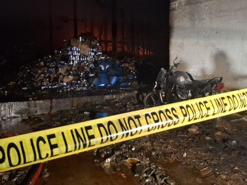 ওইখানটায় বাইক, সাইকেল রেখে কাল গুদামে ঢুকেছিলেন হয়ত, আজ আর ওঁরা ‘নেই’! সাইকেলগুলো আছে