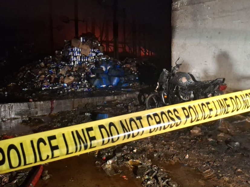 আনন্দপুর: ভিতরে তখনও দেখা যাচ্ছে আগুনের আভা৷ চতুর্দিকে ছড়িয়ে কালো ছাইয়ের কাদা৷ ঠান্ডা পানীয়ের ক্যানগুলো সব থরে থরে সাজিয়ে রাখা৷ কোথায় যে ঝলসানো মৃতদেহ পড়ে রয়েছে, খুঁজে বের করা কঠিন৷ আলাদা করা যাচ্ছে না কিছুই৷ এই ধ্বংস চিহ্নের ঠিক পাশেই নিথর হয়ে যাওয়া প্রাণের অতীত চিহ্ন হয়ে একলা দাঁড়িয়ে রয়েছে ওগুলো৷ আনন্দপুর: ভিতরে তখনও দেখা যাচ্ছে আগুনের আভা৷ চতুর্দিকে ছড়িয়ে কালো ছাইয়ের কাদা৷ ঠান্ডা পানীয়ের ক্যানগুলো সব থরে থরে সাজিয়ে রাখা৷ কোথায় যে ঝলসানো মৃতদেহ পড়ে রয়েছে, খুঁজে বের করা কঠিন৷ আলাদা করা যাচ্ছে না কিছুই৷ এই ধ্বংস চিহ্নের ঠিক পাশেই নিথর হয়ে যাওয়া প্রাণের অতীত চিহ্ন হয়ে একলা দাঁড়িয়ে রয়েছে ওগুলো৷