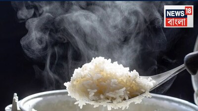 রান্না করার আগে চাল ২-৩ বার ভাল করে ধুয়ে নেওয়া গুরুত্বপূর্ণ। চাল ধুলে চালে থাকা অতিরিক্ত স্টার্চ দূর হয়। যতক্ষণ না জলটা পরিষ্কার হচ্ছে ততক্ষণ ধুয়ে যান। রান্নার আগে চাল ভিজিয়ে রাখুন।সময় থাকলে ১৫ থেকে ২০ মিনিটের জন্য। এতে রান্না সমানভাবে হয় এবং চাল ভেঙে যায় না। 