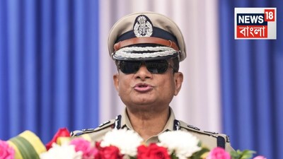 এদিনের অনুষ্ঠানে উপস্থিত রইলেন রাজ্য ও কলকাতা পুলিশের একাধিক উচ্চপদস্থ আধিকারিকেরা। ছিলেন অ্যাডিশনল ডিরেক্টর জেনারেল, পুলিশ কমিশনার, অ্যাডিশনাল পুলিশ কমিশনার, ডেপুটি কমিশনার সহ একাধিক দফতরের আধিকারিক। ছবি PTI