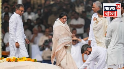 বৃহস্পতিবার বারামতীর বিদ্যা প্রতিষ্ঠান মাঠে স্ত্রী সুনেত্রা পওয়ার এবং তাঁর দুই ছেলে পার্থ এবং জয় মহারাষ্ট্রের উপ-মুখ্যমন্ত্রী অজিত পওয়ারকে আবেগঘন শেষ বিদায় জানান৷ 