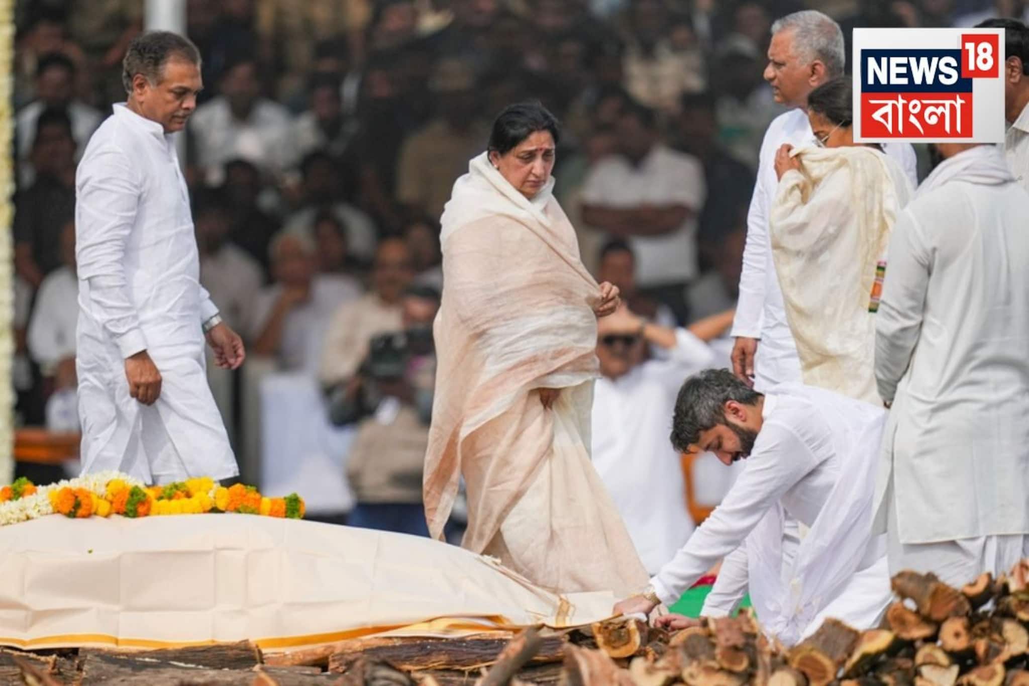 কাঁপা হাতে সম্পন্ন করলেন বাবার শেষকৃত্য!চোখের জলে প্রিয় ‘দাদা’কে বিদায় জানালেন সমর্থকেরা কাঁপা হাতে সম্পন্ন করলেন বাবার শেষকৃত্য!চোখের জলে প্রিয় ‘দাদা’কে বিদায় জানালেন সমর্থকেরা