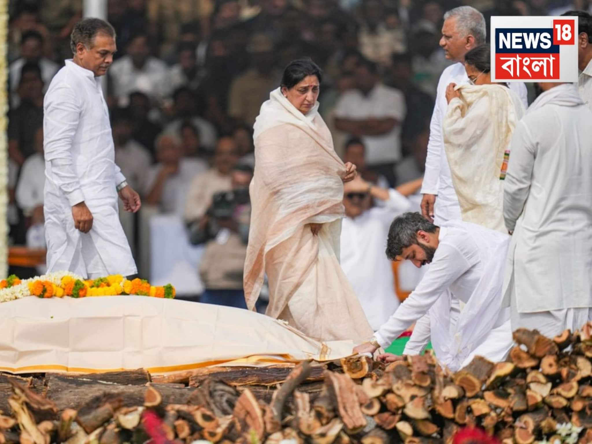 কাঁপা হাতে সম্পন্ন করলেন বাবার শেষকৃত্য!চোখের জলে প্রিয় ‘দাদা’কে বিদায় জানালেন সমর্থকেরা কাঁপা হাতে সম্পন্ন করলেন বাবার শেষকৃত্য!চোখের জলে প্রিয় ‘দাদা’কে বিদায় জানালেন সমর্থকেরা