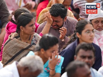 কাঁপা হাতে সম্পন্ন করলেন বাবার শেষকৃত্য!চোখের জলে প্রিয় ‘দাদা’কে বিদায় জানালেন সমর্থকেরা কাঁপা হাতে সম্পন্ন করলেন বাবার শেষকৃত্য!চোখের জলে প্রিয় ‘দাদা’কে বিদায় জানালেন সমর্থকেরা
