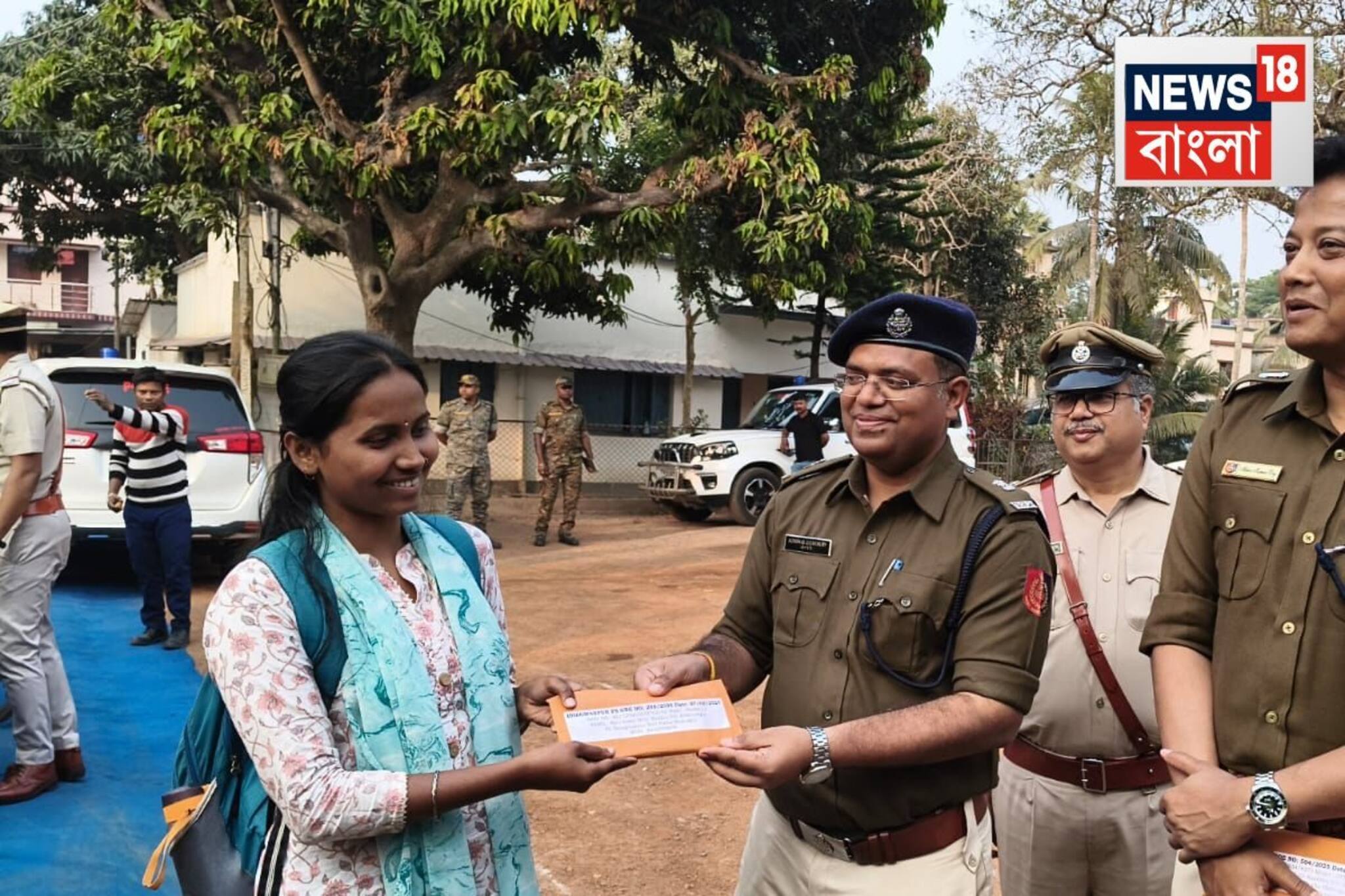 পুলিশ সুপারের হাত থেকে সরাসরি...মোবাইল! সকলেরই মুখে চওড়া হাসি, বিরাট সাফল্য