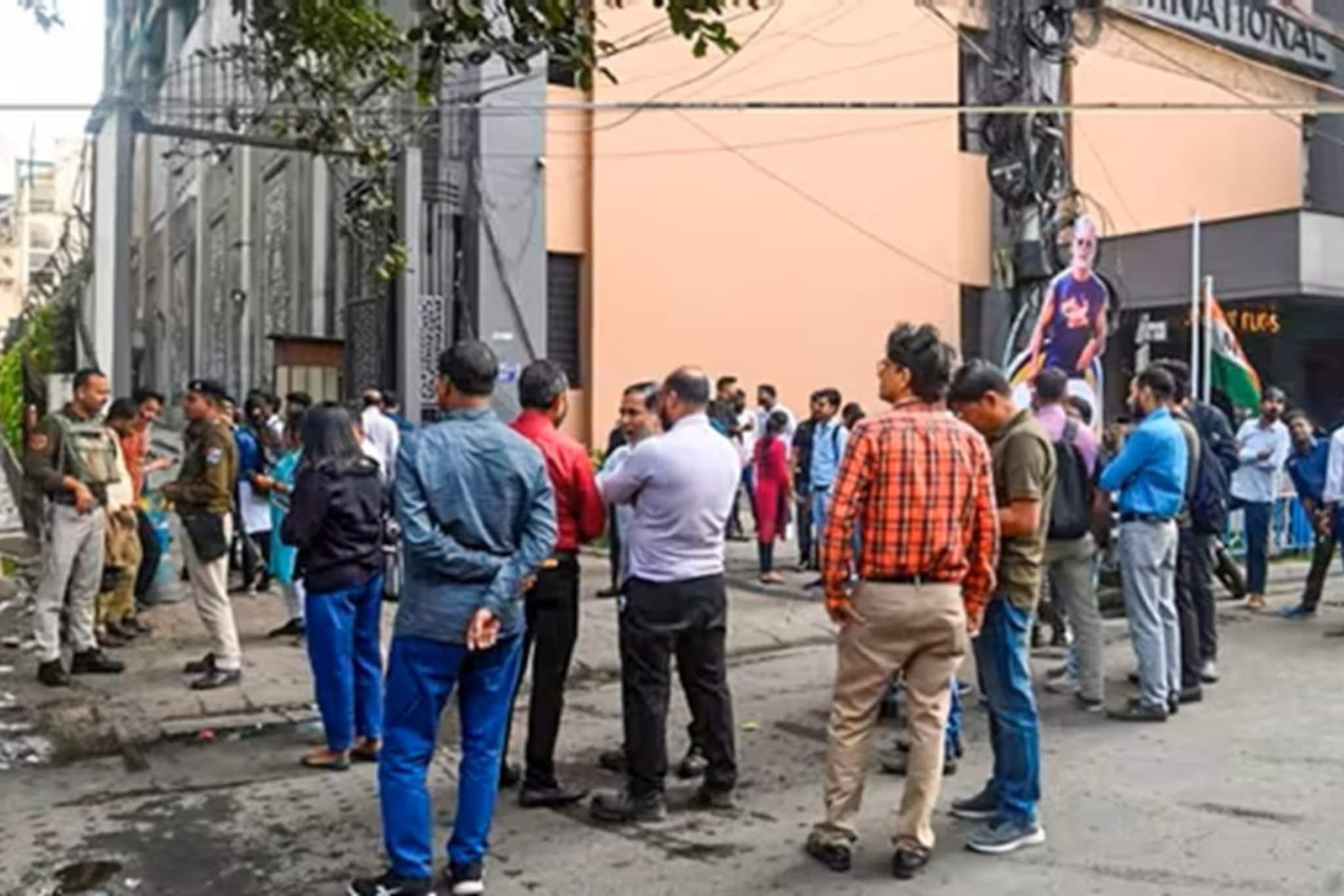 চোখে মুখে উদ্বেগ, অফিস ছেড়ে খোলা আকাশের নিচে! ভূমিকম্পের আতঙ্ক গ্রাস করল কলকাতাকে!