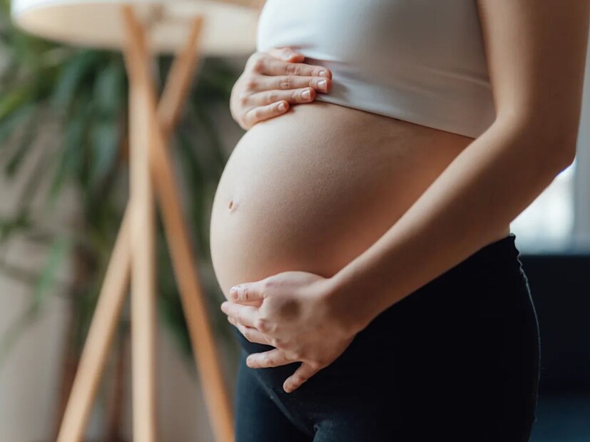 *চিকিৎসকরা বলেন, একজন নারীর শরীর প্রাকৃতিক 'জৈবিক ঘড়ি' অনুসারে কাজ করে। এটি মূলত ডিম্বাণুর সংখ্যা, তাদের গুণমান এবং হরমোনের ভারসাম্যের সঙ্গে সম্পর্কিত। যখন একজন নারী জন্মগ্রহণ করেন, তখন তার শরীরে লক্ষ লক্ষ ডিম্বাণু থাকে। কিন্তু বয়স বাড়ার সঙ্গে সঙ্গে এগুলো ধীরে ধীরে হ্রাস পায়। অবশিষ্ট ডিম্বাণুর গুণমানও পরিবর্তিত হয়। এই কারণেই চিকিৎসা বিজ্ঞান স্পষ্টভাবে বলে, বয়স উর্বরতার উপর প্রভাব ফেলে। *চিকিৎসকরা বলেন, একজন নারীর শরীর প্রাকৃতিক 'জৈবিক ঘড়ি' অনুসারে কাজ করে। এটি মূলত ডিম্বাণুর সংখ্যা, তাদের গুণমান এবং হরমোনের ভারসাম্যের সঙ্গে সম্পর্কিত। যখন একজন নারী জন্মগ্রহণ করেন, তখন তার শরীরে লক্ষ লক্ষ ডিম্বাণু থাকে। কিন্তু বয়স বাড়ার সঙ্গে সঙ্গে এগুলো ধীরে ধীরে হ্রাস পায়। অবশিষ্ট ডিম্বাণুর গুণমানও পরিবর্তিত হয়। এই কারণেই চিকিৎসা বিজ্ঞান স্পষ্টভাবে বলে, বয়স উর্বরতার উপর প্রভাব ফেলে।