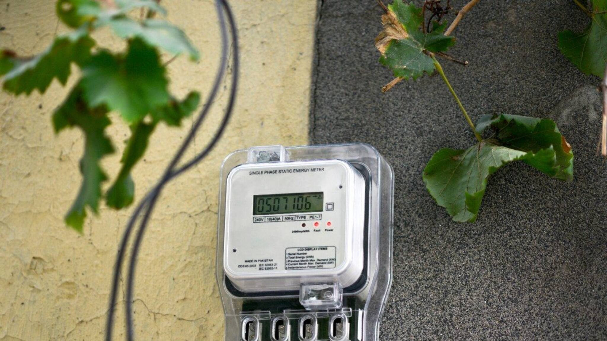 Electric Bill Saving Tips: দিনভর বাড়িতে চালান এসি, টিভি, ফ্রিজ, গিজার সবই! ১ টাকাও ইলেক্ট্রিক বিল আসবে না, মোক্ষম ট্রিক জানুন