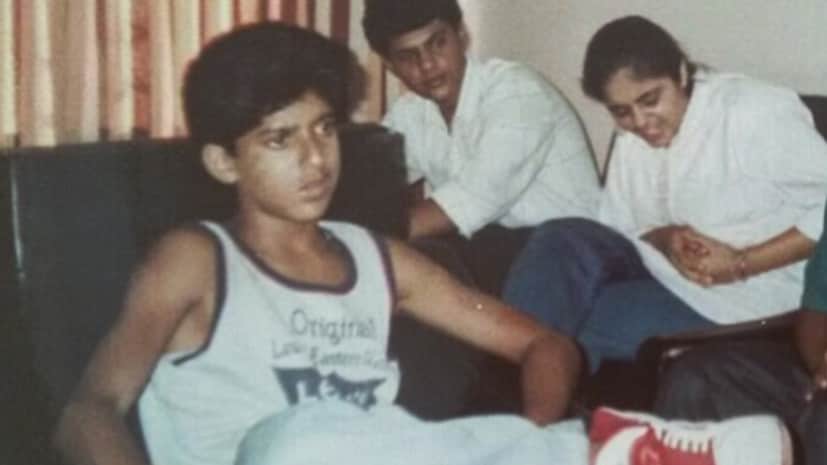 অভিনেতা-পরিচালক দিল চাহতা হ্যায় লিখেছিলেন যখন তার মা তাকে বাড়ি থেকে বের করে দেওয়ার হুমকি দিয়েছিলেন। তিনি কখনও ভাবেননি যে তিনি কোনও হিন্দি ছবি পরিচালনা করবেন। তিনি রিতেশ সিধওয়ানির সঙ্গে এক্সেল এন্টারটেইনমেন্ট নামে একটি প্রযোজনা সংস্থা প্রতিষ্ঠা করেছিলেন, যা 'ডন', 'জিন্দেগি না মিলেগি দোবারা', 'ফুকরে', 'দিল ধড়কনে দো', 'রইস', 'গালি বয়' এবং আরও অনেক সফল প্রযোজনার জন্য পরিচিত। অভিনেতা-পরিচালক দিল চাহতা হ্যায় লিখেছিলেন যখন তার মা তাকে বাড়ি থেকে বের করে দেওয়ার হুমকি দিয়েছিলেন। তিনি কখনও ভাবেননি যে তিনি কোনও হিন্দি ছবি পরিচালনা করবেন। তিনি রিতেশ সিধওয়ানির সঙ্গে এক্সেল এন্টারটেইনমেন্ট নামে একটি প্রযোজনা সংস্থা প্রতিষ্ঠা করেছিলেন, যা 'ডন', 'জিন্দেগি না মিলেগি দোবারা', 'ফুকরে', 'দিল ধড়কনে দো', 'রইস', 'গালি বয়' এবং আরও অনেক সফল প্রযোজনার জন্য পরিচিত।