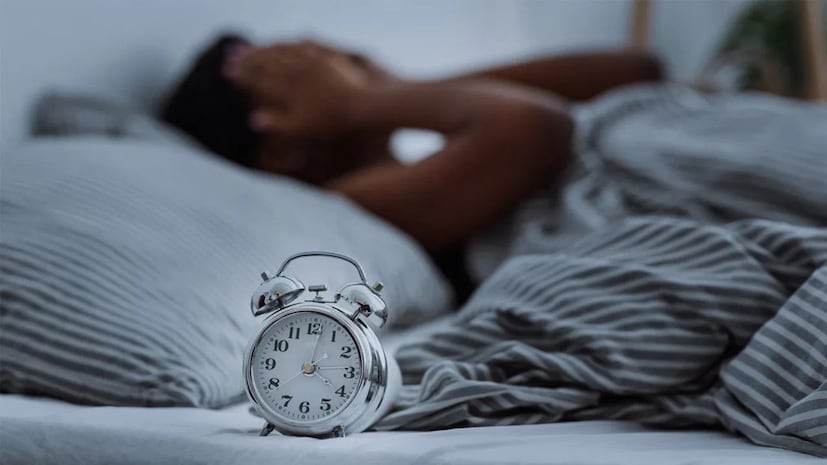 Sleeping Habits: যেমন কেউ ডাকছে, তেমনই রাত ৩টায় হঠাৎ ঘুম ভেঙে যায়! রাতের গভীরতা, চারপাশে গাঢ় অন্ধকার আর পুরো পৃথিবী নিদ্রায়—but আপনি হঠাৎ সম্পূর্ণ জেগে ওঠেন। এটি কোনো সাদৃশ্যিক ঘটনা নয়। আপনার শরীর, মন বা এমনকি গ্রহেরা আপনাকে কিছু বলার চেষ্টা করছে। আসুন জানি, কেন কিছু মানুষের রাতের ঠিক ৩টায় হঠাৎ মেলক লাগতে থাকে। Sleeping Habits: যেমন কেউ ডাকছে, তেমনই রাত ৩টায় হঠাৎ ঘুম ভেঙে যায়! রাতের গভীরতা, চারপাশে গাঢ় অন্ধকার আর পুরো পৃথিবী নিদ্রায়—but আপনি হঠাৎ সম্পূর্ণ জেগে ওঠেন। এটি কোনো সাদৃশ্যিক ঘটনা নয়। আপনার শরীর, মন বা এমনকি গ্রহেরা আপনাকে কিছু বলার চেষ্টা করছে। আসুন জানি, কেন কিছু মানুষের রাতের ঠিক ৩টায় হঠাৎ মেলক লাগতে থাকে।