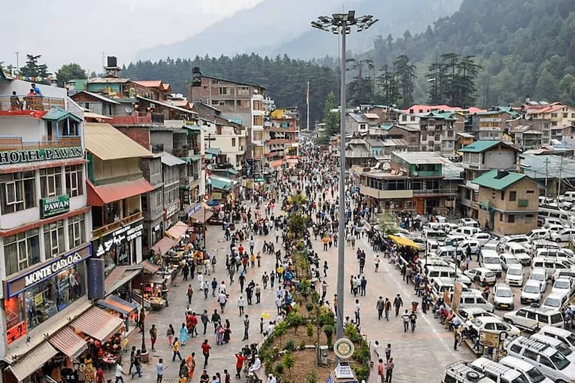 শিমলা, মানালি, দার্জিলিং, নৈনিতাল হোক কি মুসুরি... ভারতের সব পাহাড়ি শহরগুলির মধ্যে একটা ফজিনিসের মুল রয়েছে, প্রতিটা শহরেই রয়েছে মল রোড... একটি ব্যস্ত রাস্তা। এটাই যেন শহরের প্রাণকেন্দ্র। সারি সারি দোকান, ক্যাফে, ঔপনিবেশিক আমলের স্থাপত্য এবং পর্যটকদের ভিড়ে জমজমাট এক এলাকা। কিন্তু প্রশ্ন হল, ভারতের প্রায় সব পাহাড়ি শহরেই কেন একটি করে ‘মল রোড’ থাকে? শিমলা, মানালি, দার্জিলিং, নৈনিতাল হোক কি মুসুরি... ভারতের সব পাহাড়ি শহরগুলির মধ্যে একটা ফজিনিসের মুল রয়েছে, প্রতিটা শহরেই রয়েছে মল রোড... একটি ব্যস্ত রাস্তা। এটাই যেন শহরের প্রাণকেন্দ্র। সারি সারি দোকান, ক্যাফে, ঔপনিবেশিক আমলের স্থাপত্য এবং পর্যটকদের ভিড়ে জমজমাট এক এলাকা। কিন্তু প্রশ্ন হল, ভারতের প্রায় সব পাহাড়ি শহরেই কেন একটি করে ‘মল রোড’ থাকে?