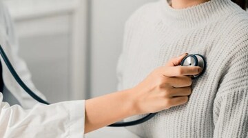 মহিলারা গুরুত্বই দেন না! বুকে ব্যথার বহু আগে শরীরে দেখা দেয় হার্ট অ্যাটাকের সূক্ষ্ম লক্ষণ