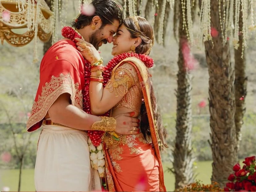 *দক্ষিণী সুপারস্টার বিজয় দেবেরকোন্ডা এবং অভিনেত্রী রশ্মিকা মান্দানার বিবাহ সম্পন্ন হয়েছে। রশ্মিকা শীঘ্রই তাঁর শ্বশুরবাড়িতে পা রাখবেন। বিজয়ের বিলাসবহুল বাংলোর ছবি ইতিমধ্যেই সোশ্যাল মিডিয়ায় ভাইরাল হয়েছে, যা দেখে চোখ কপালে উঠেছে অনেকেরই। ছবি: @rashmika_mandanna *দক্ষিণী সুপারস্টার বিজয় দেবেরকোন্ডা এবং অভিনেত্রী রশ্মিকা মান্দানার বিবাহ সম্পন্ন হয়েছে। রশ্মিকা শীঘ্রই তাঁর শ্বশুরবাড়িতে পা রাখবেন। বিজয়ের বিলাসবহুল বাংলোর ছবি ইতিমধ্যেই সোশ্যাল মিডিয়ায় ভাইরাল হয়েছে, যা দেখে চোখ কপালে উঠেছে অনেকেরই। ছবি: @rashmika_mandanna