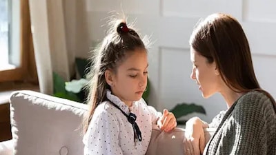 তাই প্রথম দিকে মানসিক অসুস্থতার চিকিৎসাও করা হয় না। যার ভবিষ্যৎ পরিণতি হতে পারে মারাত্মক। এমনই একটি অসুখ হল, এল্ডার ডটার সিনড্রোম। পরিবারের বড় মেয়েটি কী ধরনের চ্যালেঞ্জের মধ্য দিয়ে যাবেন, তা পারিবারিক, সাংস্কৃতিক ও ব্যক্তিগত কিছু বিষয়ের উপর নির্ভর করে। এবং এটিই ধীরে ধীরে মনে গভীর ক্ষত তৈরি করে বসে অজান্তেই।