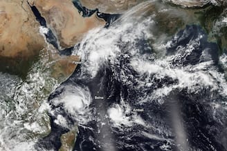 ভীষণ শক্তিশালী! ভারত মহাসাগরে তৈরি হল বছরের প্রথম 'ক্যাটেগরি ৫' ঘূর্ণিঝড়! কতটা বিপদে দেশ?