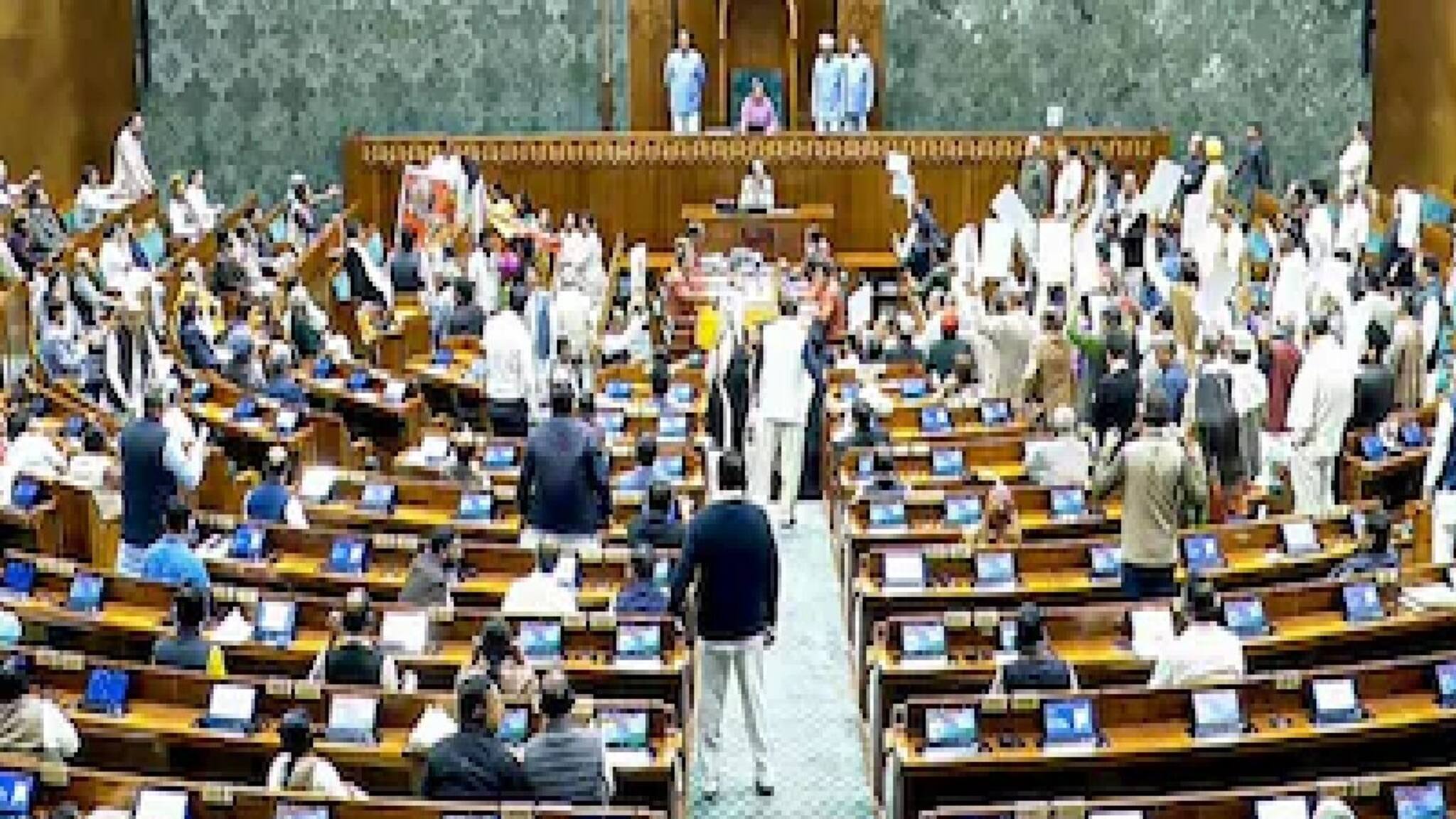 Lok Sabha Adjourned: লোকসভার ভেতরে হট্টগোল, কংগ্রেসের মহিলা সাংসদরা প্রধানমন্ত্রীর বক্তৃতার আগে তাঁর আসন ঘিরে ফেলেন,রাজি ছিলেন না সরতে