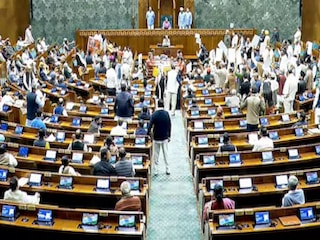 প্রধানমন্ত্রীর চেয়ার ঘিরে হই হট্টগোল কংগ্রেসের মহিলা সাংসদদের