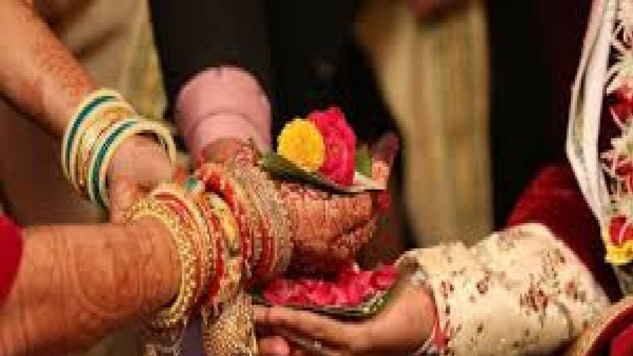 Bizzare Marriage: মা গো! এভাবে কে বিয়ে করতে যেতে পারে, বরের কাণ্ড দেখে শিউরে উঠছে সকলে