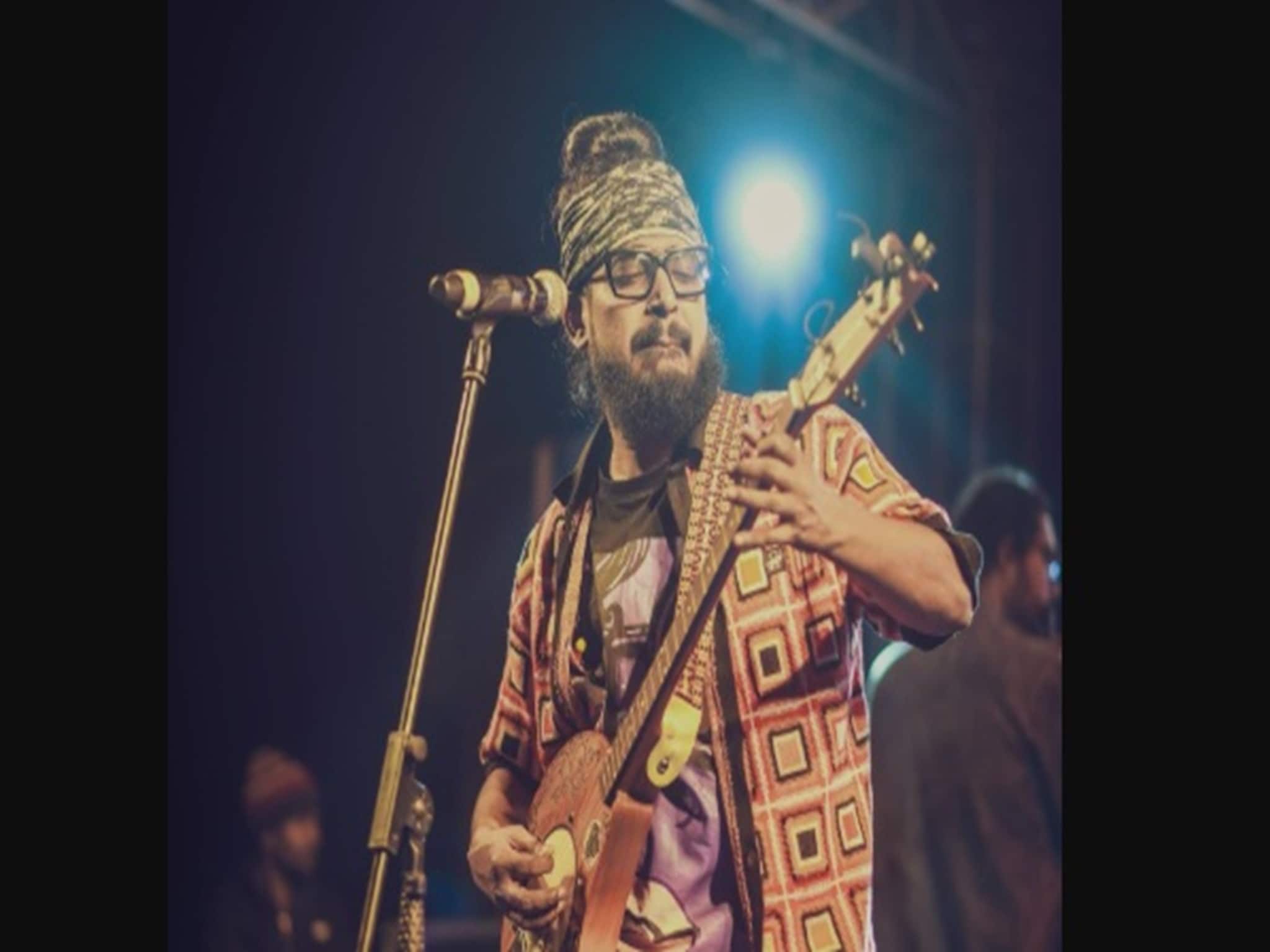 স্টেজে গান গাইতে গিয়ে অর্কদীপকে ছোড়া হল জুতো! প্রতিবাদের নতুন 'ভাষা' তুলে ধরলেন গায়ক