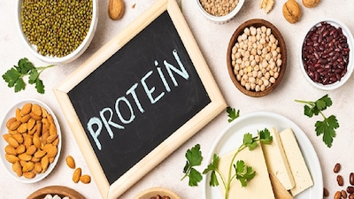 নিরামিষ খাবারে পর্যাপ্ত প্রোটিন পাওয়া প্রায়শই জটিল, ব্যয়বহুল, অথবা সাপ্লিমেন্ট ছাড়া অসম্ভব বলে মনে হয়। ফিটনেস কন্টেন্টের দিকে তাকান, এবং আপনি দ্রুত দেখতে পাবেন যে উচ্চ প্রোটিন লক্ষ্যমাত্রা অর্জনের একমাত্র উপায় হিসেবে হুই পাউডার, আমদানি করা সুপারফুড এবং কঠোর খাবার পরিকল্পনাকে চাপ দেওয়া হচ্ছে। 