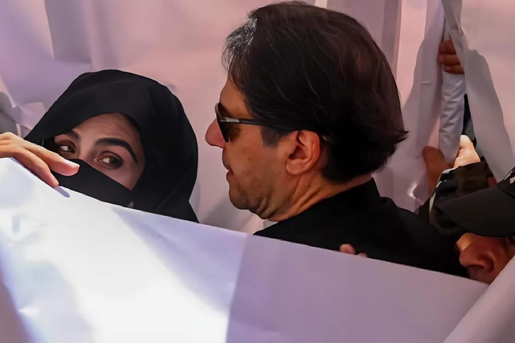 নানা জায়গা থেকে চাপ আসতেই কি তড়িঘড়ি সিদ্ধান্ত বদল! ইমরানকে নিয়ে যাওয়া হবে হাসপাতালে? নানা জায়গা থেকে চাপ আসতেই কি তড়িঘড়ি সিদ্ধান্ত বদল! ইমরানকে নিয়ে যাওয়া হবে হাসপাতালে?