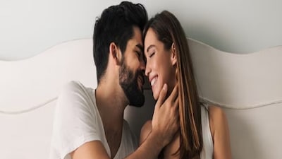 মুখের দুর্গন্ধ দূর করার জন্যও বেশ কয়েকটি গুরুত্বপূর্ণ পরামর্শ দিয়েছেন তিনি। সুগন্ধী খাবার, রং করা খাবার দাঁতের ক্ষয় করে। এছাড়াও বার বার কফি পান, মদ্যপান, ধূমপান, রসুন, পেঁয়াজ ও মশলাদার খাবার মুখে দুর্গন্ধ তৈরি করে। তবে সেটি মূল কারণ হতে পারে না। পেট পরিষ্কার হওয়াটাও জরুরি। (ছবি প্রতীকী)