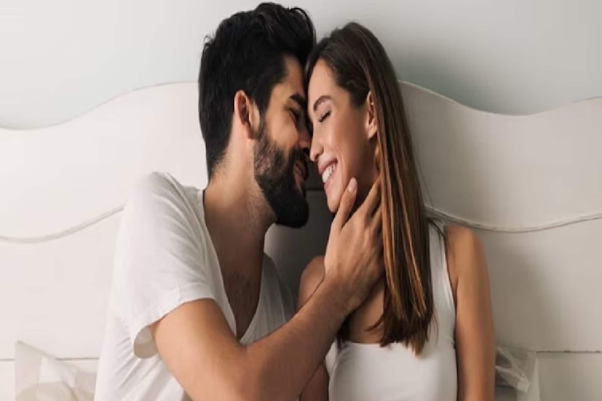 বাসি মুখে চুম্বন! সকালে ৪ মিনিটের চুমুতে জীবন বদলে যেতে পারে! মর্নিং কিস-এর উপকার অনেক